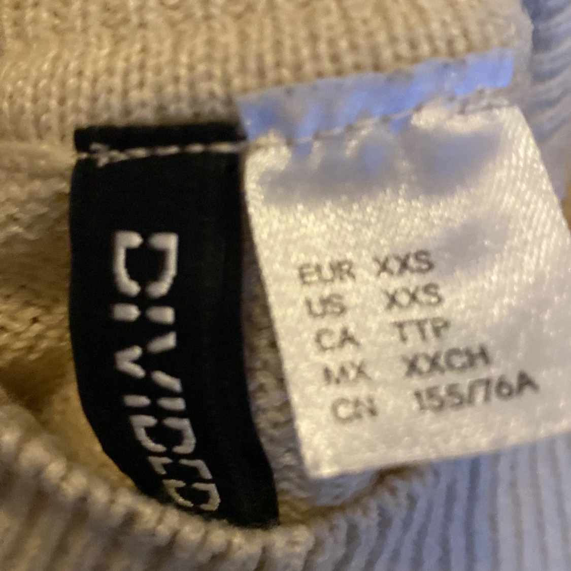 Beige croppad stickad tröja Divided - 2