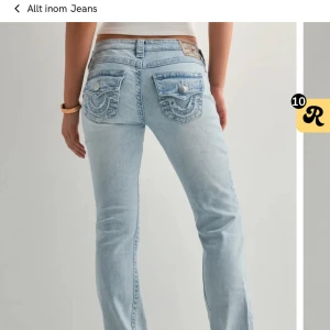 True Religion bootcut jeans - Säljer ett par superfina ljusblå jeans från True Religion med bootcut passform och låg midja. Jeansen har snygga detaljerade bakfickor med silverknappar. Jag har gjort hål o satt in ett snöre i midjan för att kunna göra midjan mindre, men de är inget som syns utanpå. 