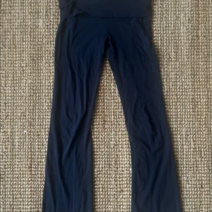 Marinblåa foldover yogapants från Gina Tricot - Mörkblåa yogapants med utsvängda ben utan defekter och använda ett par gånger, säljer då jag är för lång för dem och kolla gärna in vad jag säljer i min profil ❣️