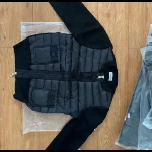 Svart cardigan moncler - Skriv innan köp!! En jättefin svart cardigan moncler. Varan är i jättebra skick.