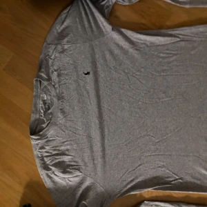 Grå Ralph lauren tröja  - Säljer en grå Ralph lauren tröja. Endast använd ett fåtal gånger då den snabbt växte ur mig. I princip nyskick lite skrynklig bara men det kan man stryka bort. Skriv gärna för fler bilder!