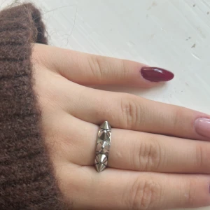 Silvrig ring med nitar Edblad  - Säljer min Edblad ring med nitar. Är som ny och i storlek 16:80💕