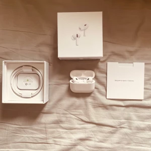 AirPods Pro 2 - 🎶 AirPods Pro (helt nya!) – Ljudmagi i dina öron! 🎶  🆕 Knappt använda – fortfarande i förpackning!  🔊 Grym brusreducering & kristallklart ljud – perfekt för musik, poddar eller samtal!  🎧 Trådlös frihet med Apple-kvalitet – komfort hela dagen!  ⚡ Snabb laddning & lång batteritid – redo för alla äventyr!  📦 Originalkartong + allt ingår – som en present till dig själv eller någon annan!  💸 Säljes till superpris – skynda innan de försvinner!