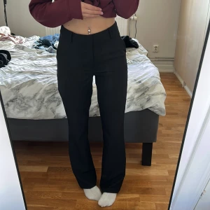 Svarta kostymbyxor från Bik Bok - Svarta kostymbyxor från Bik Bok med hög midja och raka ben. Diskreta fickor bak. Säljer för att de är för stora för mig. (Använt några få gånger) 