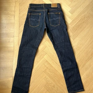 Nudie Jeans Grim Tim - Oanvända Nudie Jeans i modellen Grim Tim i storlek 32/32. Otroligt snygga men säljer då de var för små för mig!