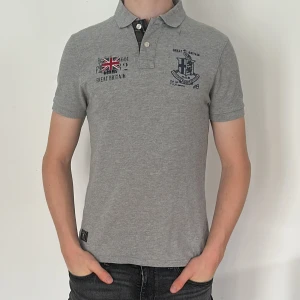 T-shirt Morris  - Säljer snygg T-shirt från Morris | Storlek M - Skicket på tröjan är väldigt bra utan defekter - Mitt pris: 299kr - Nypris: 749kr - Modellen är 183 och väger 75kg