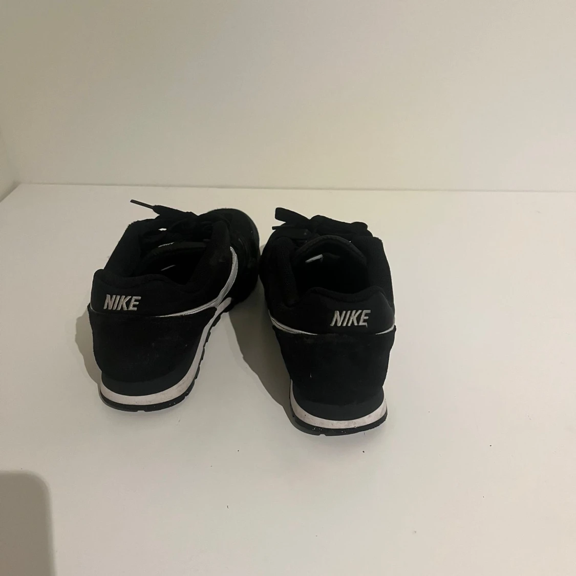 Svarta Nike sneakers med vit swoosh - 2