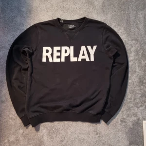Svart sweatshirt från Replay i bomull - Svart sweatshirt från Replay med stor vit logga framtill. Klassisk rund halsringning och långa ärmar. Tillverkad i mjuk bomull, perfekt för en avslappnad och stilren look.
