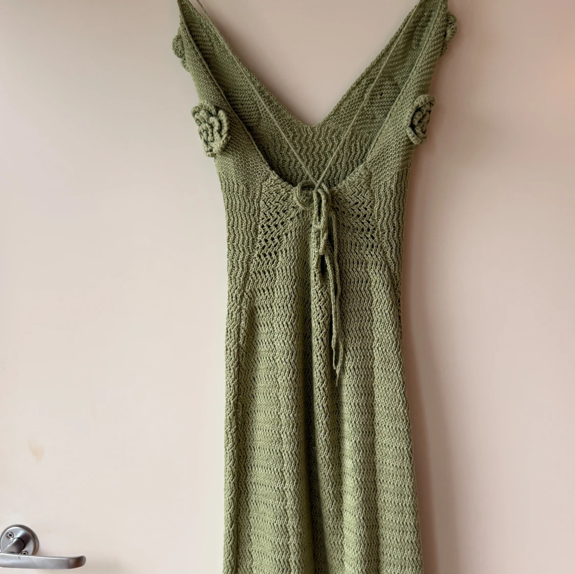 Grön stickad långklänning med blommor - 2