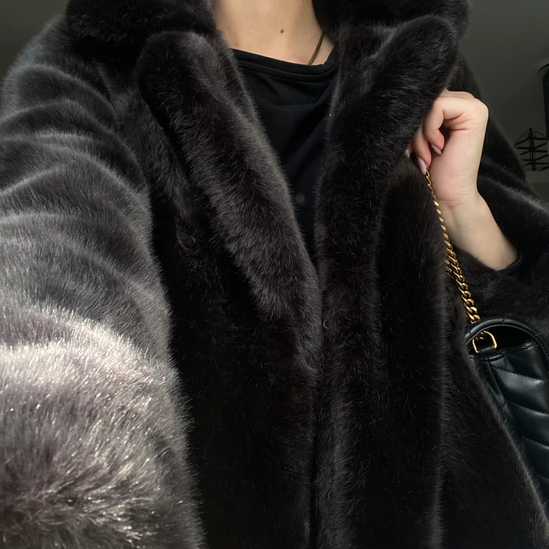 Svart pälsjacka