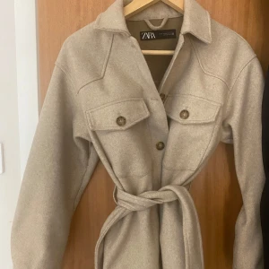 Beige kappa med bälte från Zara - Säljer nu min kappa som inte kommer till användning💕