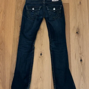 True religon jeans  - Jag säljer pga att jag inte använder dom längre men jätte fina low waist true religion jeans som är syda  booutcut jag ska snart lägga in en bild på hur det ser ut. I storlek 24 men skulle säga att passar 23 också. Köpte 800 och säljer derför för 600