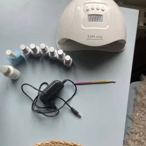 Gel iq set  - Set med UV lampa + laddare, några olika gel iq-färger med varierande mängd kvar, topp- och baskack (inte mkt kvar), gellacksborttagning. OBS varan är INTE i nyskick, jag behövde fylla i det i beskrivingen:) använt men i bra skick. 