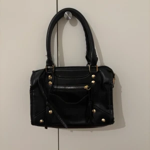 Supersöt handväska med nitar 💗 - As snygg handväska med guldnitar. 💗