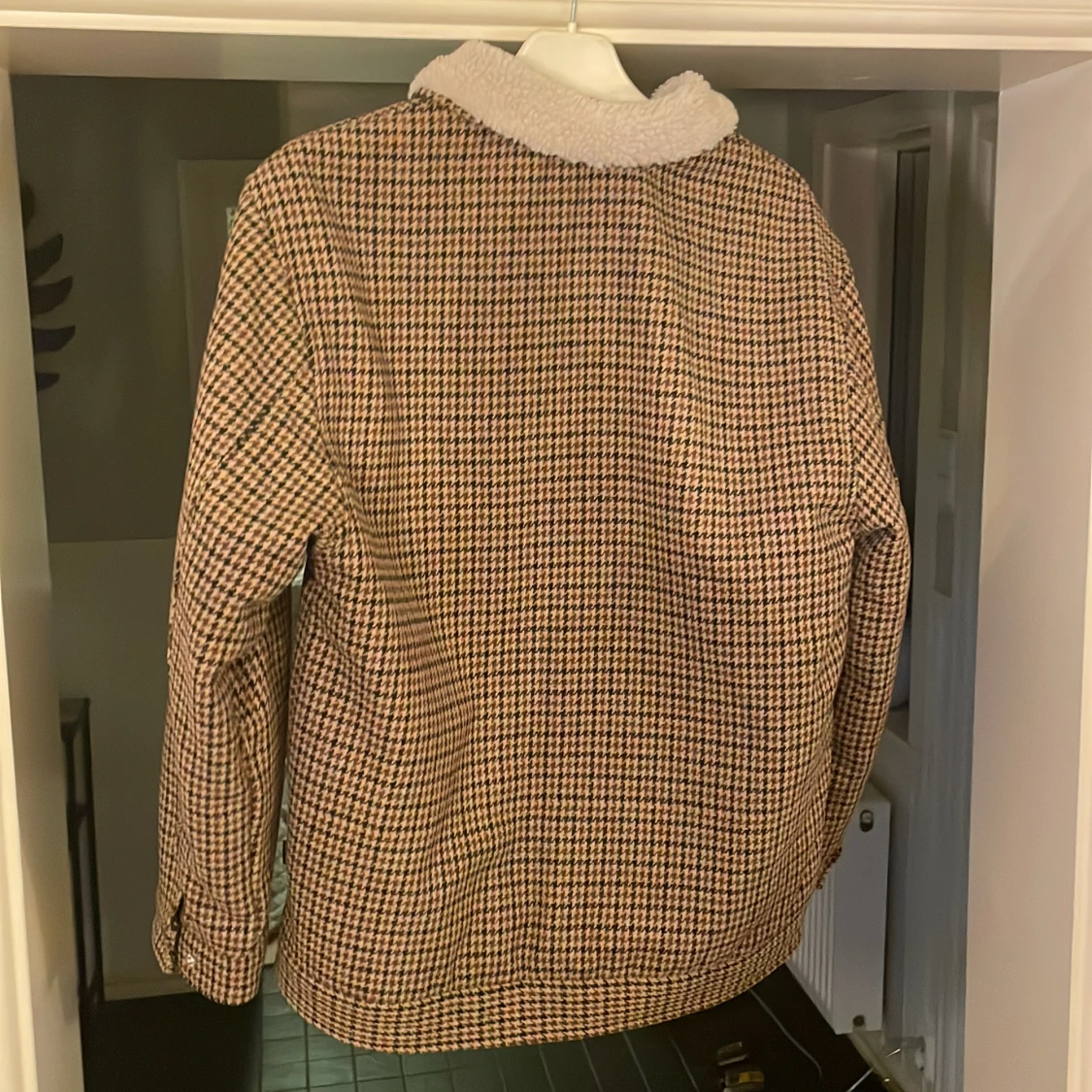 Rutig jacka från Filippa K med teddykrage - 1