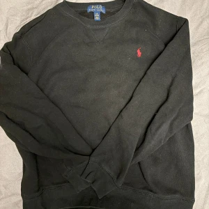Svart polo Ralph lauren - Svart polo Ralph lauren sweatshirt | barn storlek L sitter som xs-s vuxen storlek | använd fåtal gånger