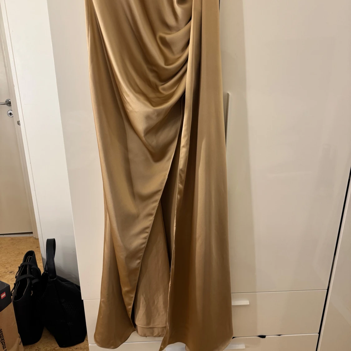 Champagnefärgad långklänning med slits - 1