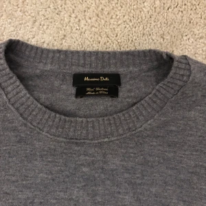 Grå kashmir från Massimo Dutti - Säljer nu denna Kashmir tröjan från Massimo dutti då den inte kommit till användning. Hör gärna av vid fler funderingar!