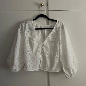 Zara blus med spets mönster - Super fin och passar till allt! Lappen är borttagen för den syntes mycket men den är från zara. Skriv vid frågor, priser går att diskutera!!!
