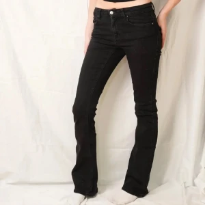 Jeans  - Skitsnygga utsvängda jeans ifrån only! Säljer då de tyvvär va för små för mig. (Lånade bilder, hon på bilden är 175cm lång och bär oftast S/XS. Jeansen är i storlek Ws L34.