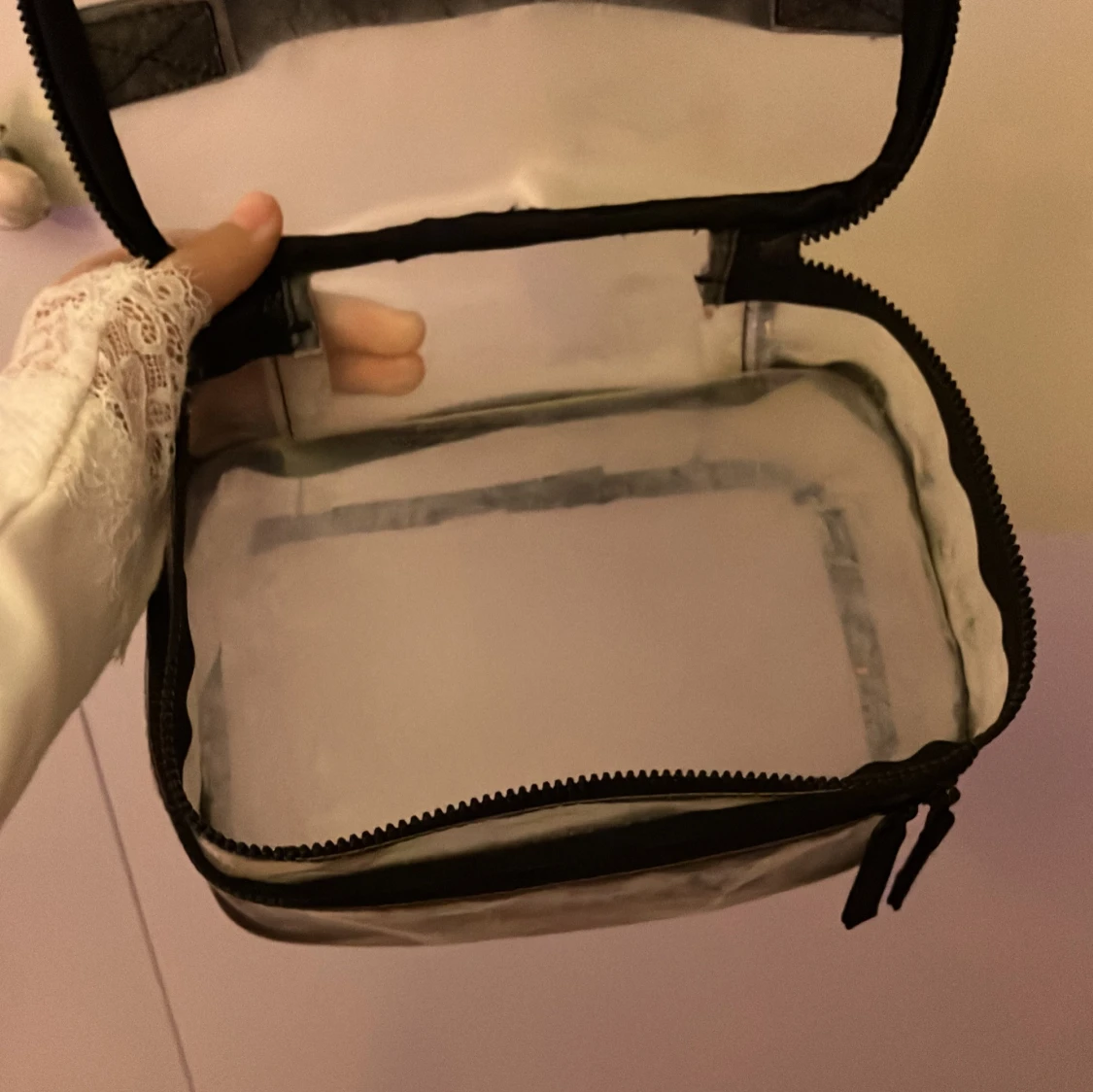 Transparent necessär med svart dragkedja - 2