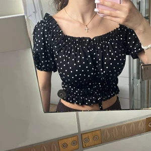 Svart prickig blus från Cemo - Supersöt svart blus från Cemo med vita prickar,  använt en gång 