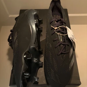 Adidas predator fotbollsskor  - Säljer dessa adidas predator i 44 2/3. Helt nya med box. 