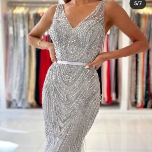 Glittrig långklänning med pärlor - Nypris 5500kr, säljer den för 3000. Klänningen är från dressroom. Använd en gång.