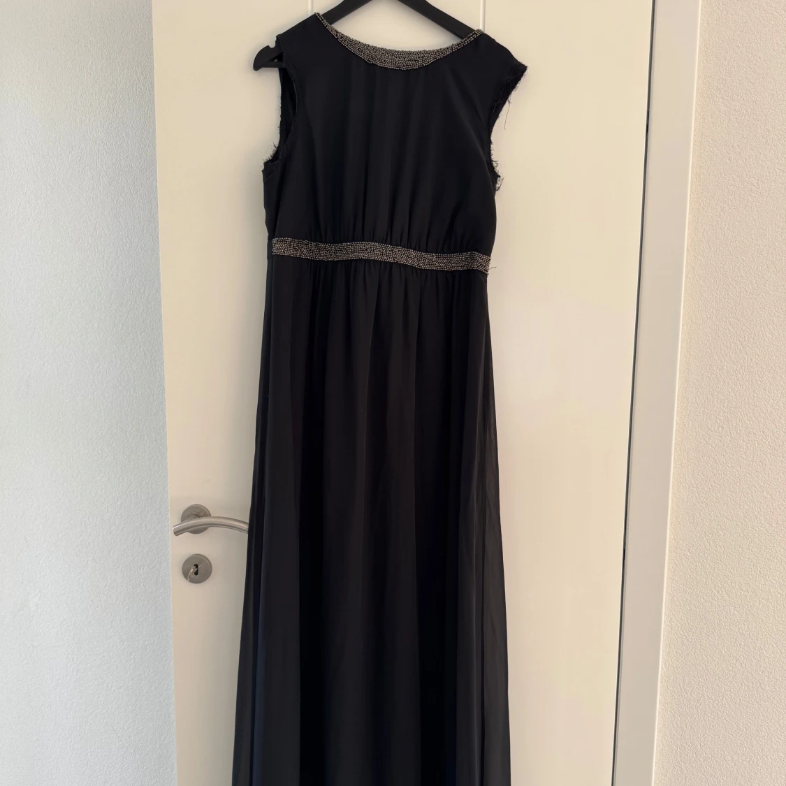 Svart långklänning med glittriga detaljer - 1