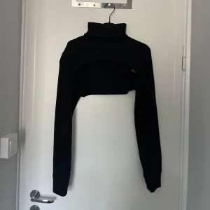 Bolero från H&M - Säljer en svart söt polo-bolero från H&M. Storlek M🌟