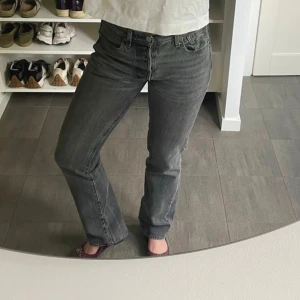 Levi's grå jeans - Grå Levi's Premium jeans med klassisk rak passform och femficksdesign. Jeansen har hög midja och är tillverkade i robust denim av bomull. Snygg tvättad grå färg som passar till allt. Ikonisk röd Levi's-tag på bakfickan. W29 L32💕💕