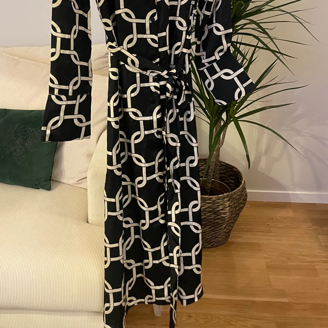 Svartvit långklänning med grafiskt mönster - 1