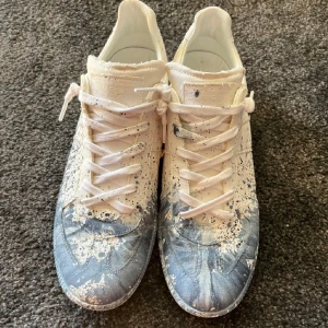 Maison margiela gats paintsplatter - Sjukt snygga Maison margiela gats med cool paintsplatter! Enda paret av denna modell på plick! Sjukt eftertraktade skor. Storlek 44. Är i mycket bra skick och sulorna är väldigt lite slitna! Självklart äkta!! Hör av er!!