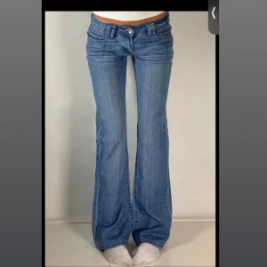 Blå bootcut jeans med paljettdetalj - Snygga blå bootcut jeans med låg midja och paljettdetaljer på bakfickorna. Jeansen har dragkedjor på bakfickorna och klassisk femficksdesign. Perfekta för dig som gillar en cool och trendig look. Köpta från Tinlesell men var tyvärr för små vid höftbenen. Jag är 1,72 och de går hela vägen ner till fötterna🌸bara att ställa frågor 🌸 köpta för 399kr köp gärna via direkt