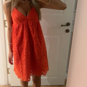 Vit klänning - Superfin klänning från H&M. Den är vit inte orange och bara använd 2/3 gånger💓