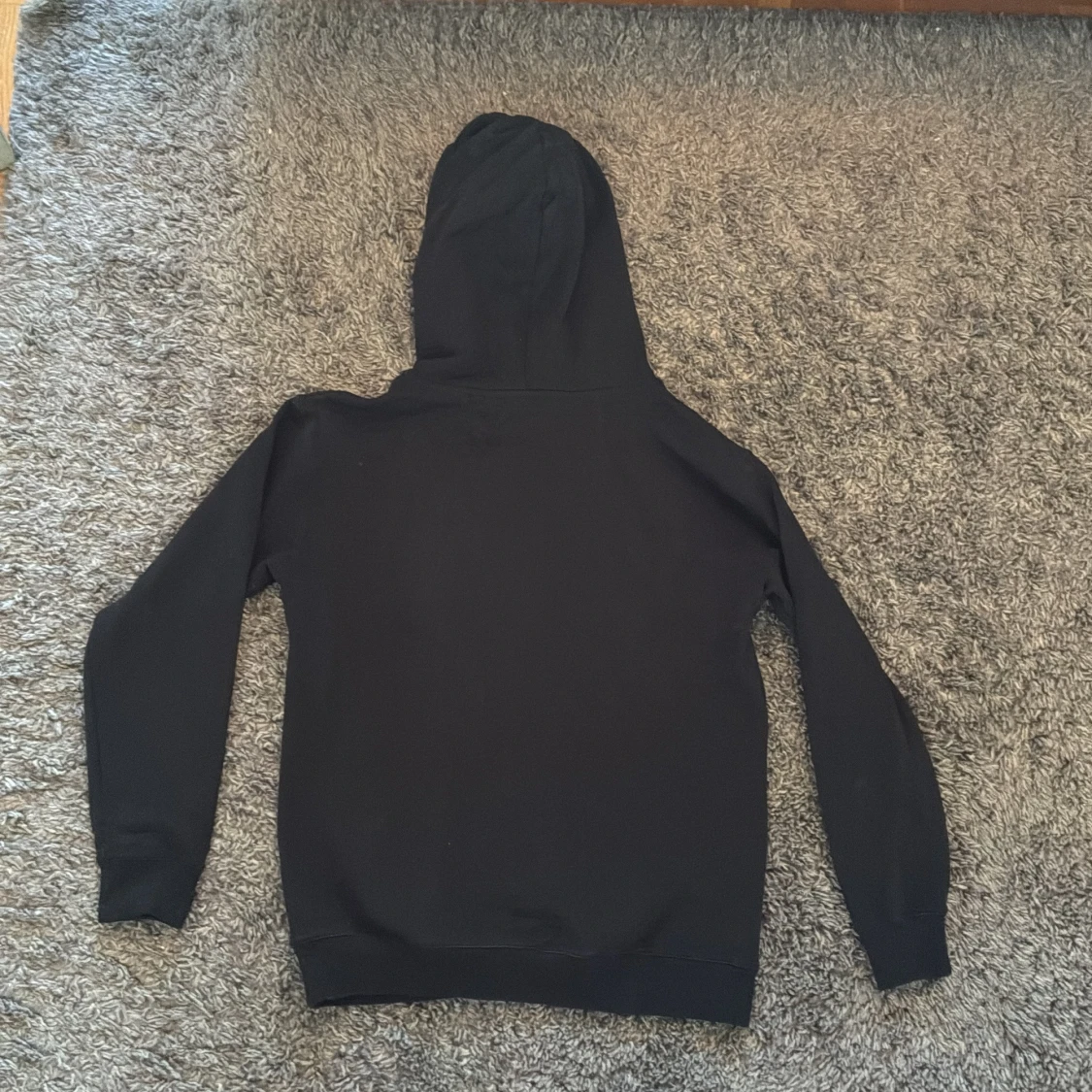 Svart hoodie med tryck och huva - 2