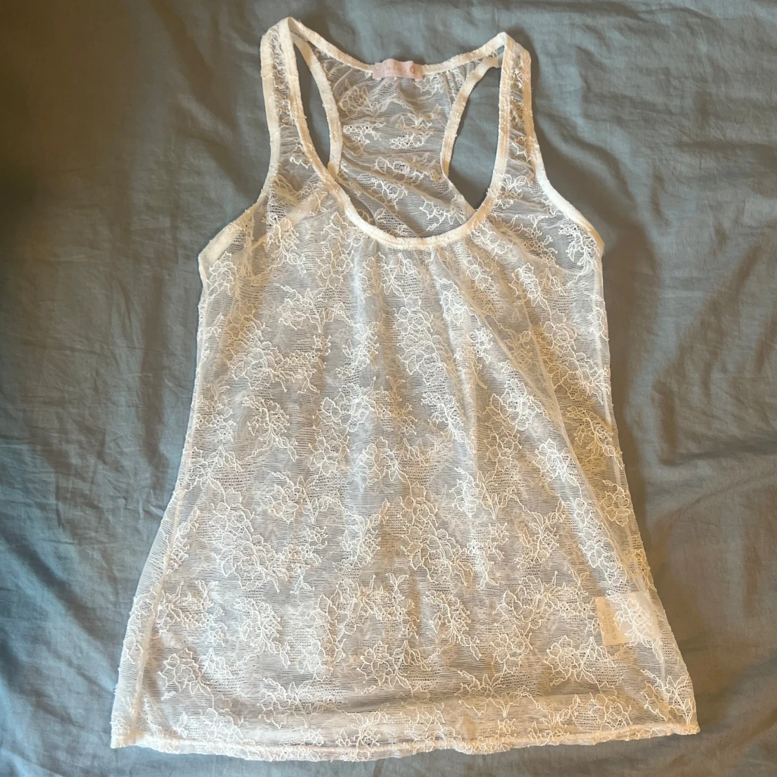 Vit spetslinne med blommigt mönster