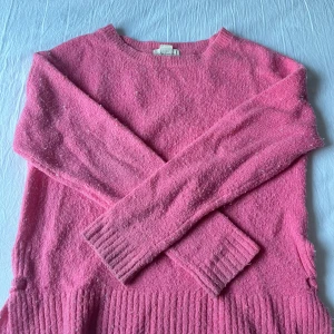 Rosa stickad tröja från L.O.G.G. - Säljer denna rosa/korall färgade tröjan i storlek S. Inte använd så mycket och har en fin detalj vid sidan. Defekt: nopprig men går att lösa med nopperkamm💓
