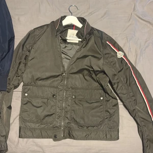 Moncler Höstjacka | Size 1, S - Säljer denna extremt feta moncler jackan | Naturligtvis äkta, äktighetscertifikat från Sicuro | Size 1,s | Skick 8,5/10, inga synliga defekter | Skriv vid frågor samt intresse 🫡
