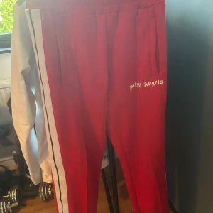 Palm Angels byxor - Röda Palm angels byxor box och allt medföljer i köpet.
