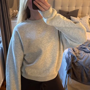 Grå sweatshirt Gina Tricot - Säljer nu en grå sweatshirt från Gina tricot i stolek S. Den är nästan aldrig använd därför inga noppor. Den har muddar vid armsluten och runt midjan. Passar mig som är xs/s i vanliga fall. Hör gärna av dig vid frågor❤️