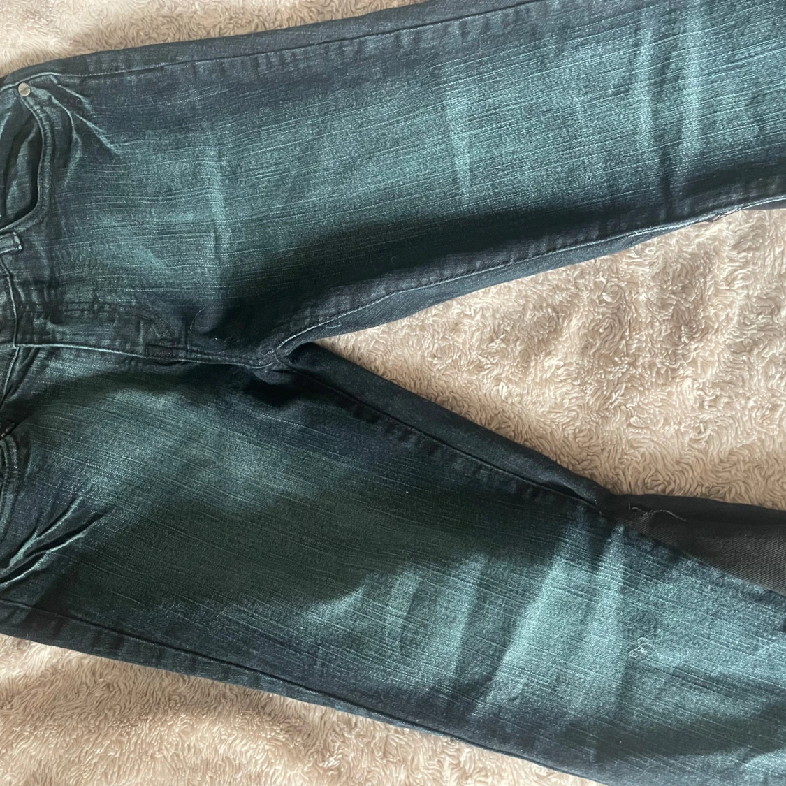 Mörkblå bootcut jeans med broderade fickor - 1