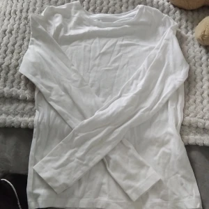 Vit långärmad basic tröja - HAR EN SVART UPPLADDAD‼️En enkel och stilren vit långärmad tröja i mjuk bomull. Perfekt att ha som basplagg och funkar till allt. Tröjan har rund halsringning och en rak passform som gör den lätt att matcha med andra plagg.