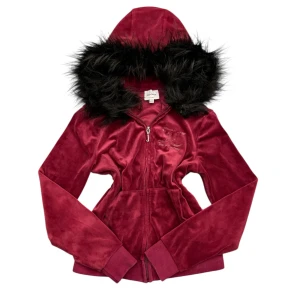 Juicy Couture Fur Hoodie - Söt hoodie inför hösten🍁Juicy couture med päls, barn storlek så passar dam Xs! Inga prisförslag!! ‼️finns alltid billigare på vinted då plick tar en stor del av priset‼️