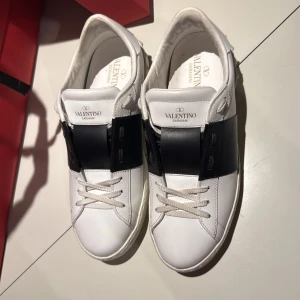 Valentino Garavani open - Säljer mina valentino open som är använda ett fåtal gånger. Dem har några små fläckar som knappast syns men alla visas på bilderna. Kvitto,dustbags,påse och box medföljer. Köpta i januari på valentino butiken i london. Fläckarna syns knappt o märks nästan aldrig. Inga övriga skador. Nypris 680£