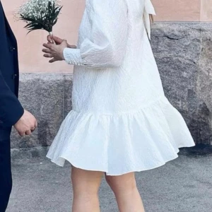 SÖKERRRR!! Vit kort klänning med rosett i nacken - SÖKERRRRR!!! Strl 36-40 S/M