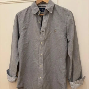 Ralph Lauren Skjorta - En fet Ralph Lauren skjorta som är perfekt nu inför hösten. Nypris på denna ligger runt 2500kr, mitt pris är 599. Skick 7/10 den har en väldigt liten defekt på knappen. Hör av vid frågor!