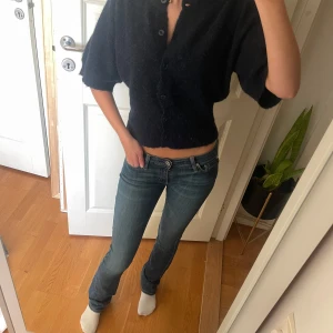 Blå bootcut jeans med låg midja - Säljer ett par klassiska blå jeans med låg midja och bootcut. Jeansen har snygga detaljer på bakfickorna. De är i stretchigt jeanstyg som sitter tajt och passar perfekt! Köpta på sellpy, osäker på strl men passar på mig som brukar ha ca 34 i jeans och har innebenslängd på 80 cm.
