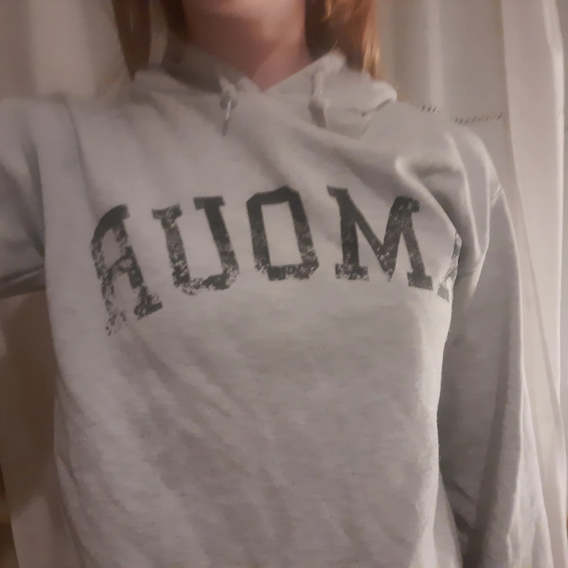 Grå hoodie från GINA - 2