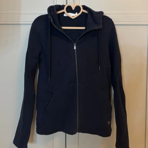 Mörkblå hoodie från Sail Racing - Sälja denna mörkblå zip-hoodie från Sail racing🥰 Hör av dig vid funderingar!